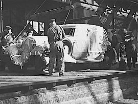 Preparativos para embarcar a Chile automóviles no embalados.