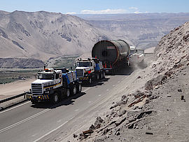 Camión de mayor calibre cruzando la ruta de los Andes a una altura 4680 m.s.n.m. hasta ahora.