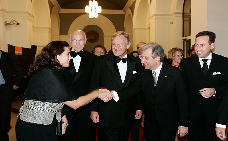 (3. v. li.) Dr. Jürgen Harnisch, Vorstandsvorsitzender des LAV von 2001-2006 und Vorsitzender des Vorstands der ThyssenKrupp Automotive AG, Bochum, (4. v. li.) Ehrengast des Gala-Diners 2005, Tabaré Vázquez, Präsident der Republik Östlich des Uruguay