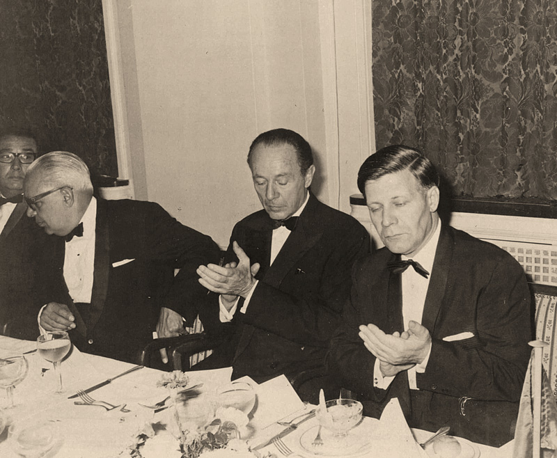 Altbundeskanzler Helmut Schmidt, früherer Senator von Hamburg und 1967 SPD Fraktionsvorsitzender im Bundestag (Bild 1. v. rechts)