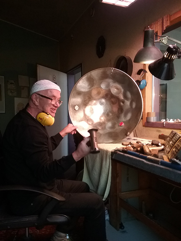 Der Musiker und Instrumentenbauer Eckhard Schulz in seiner Werkstatt