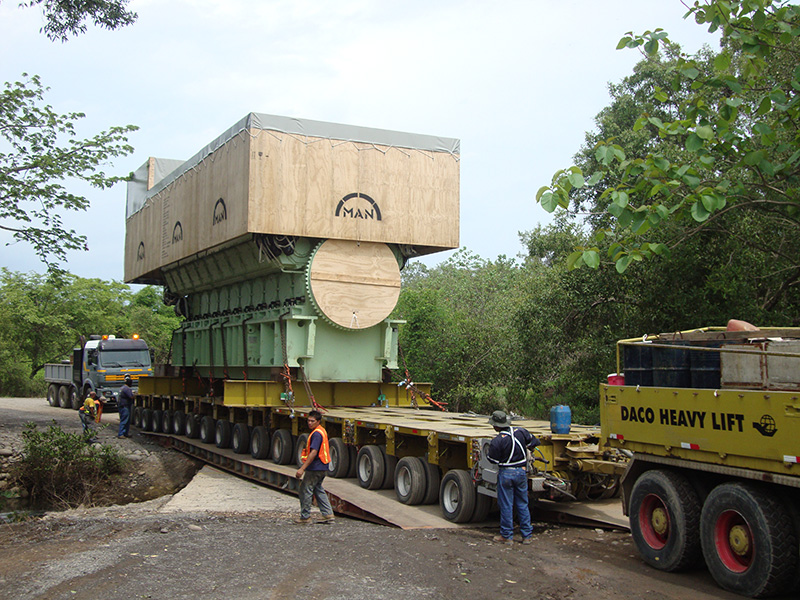 Motor cruzando un arroyo