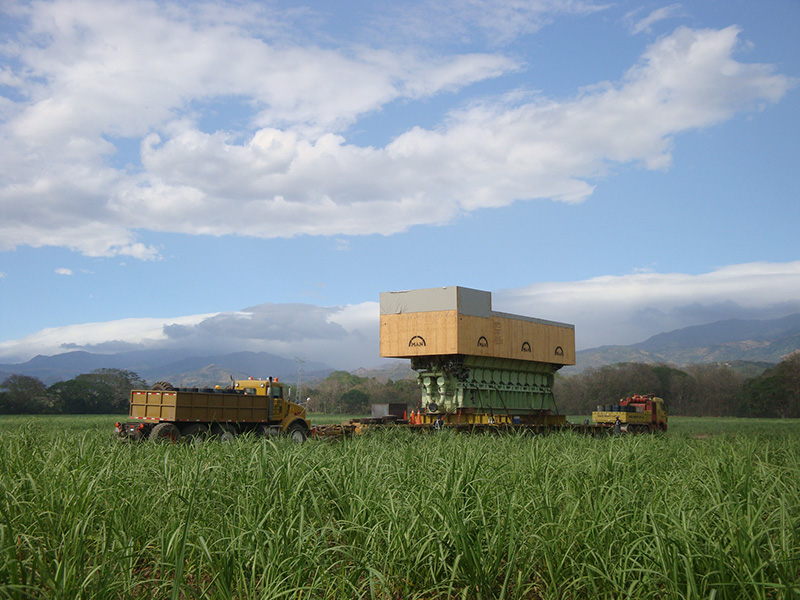 La carga pesada sobre el camino especialmente construido para este proyecto.