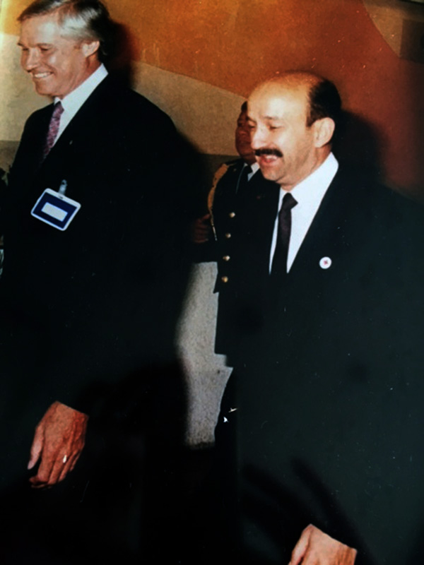 Ernesto Warnholtz mit dem Präsidenten Carlos Salinas de Gortari bei der Eröffnung der Deutschen Messe in Mexiko 1994 Ernesto Warnholtz mit dem Präsidenten Carlos Salinas de Gortari bei der Eröffnung der Deutschen Messe in Mexiko 1994