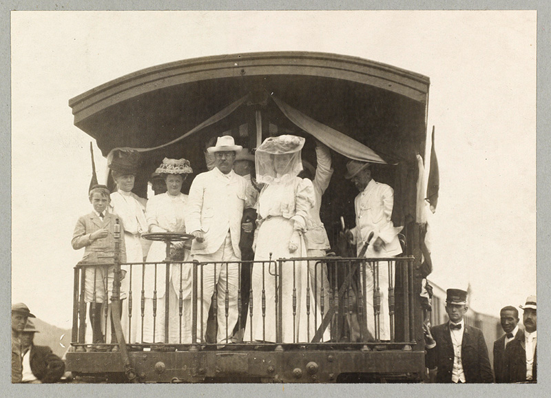 Theodore Roosevelt mit seiner Frau (Mitte) und anderen auf einem Zug bei der Inspektion des 13 km langen „Culebra Cuts“ (Culebra- oder Gaillard-Durchstich), Panama-Kanal 1906 Theodore Roosevelt mit seiner Frau (Mitte) und anderen auf einem Zug bei der Inspektion des 13 km langen „Culebra Cuts“ (Culebra- oder Gaillard-Durchstich), Panama-Kanal 1906